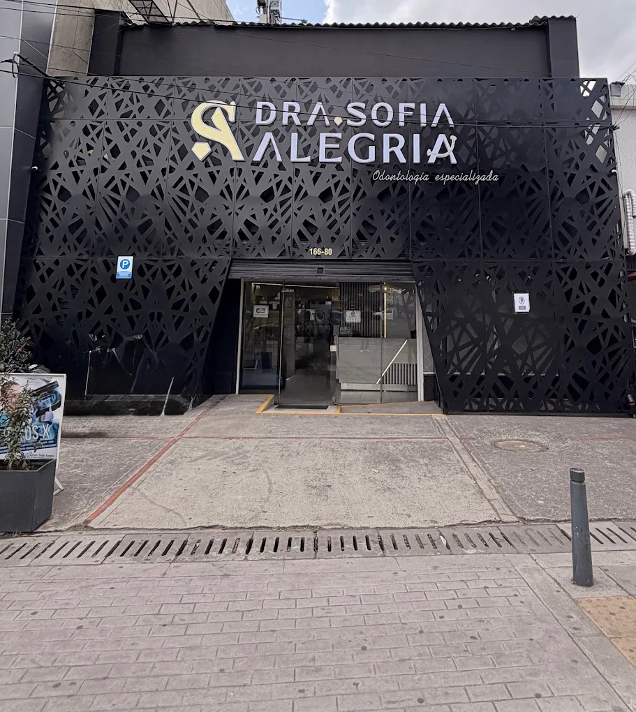 Fachada de la clínica